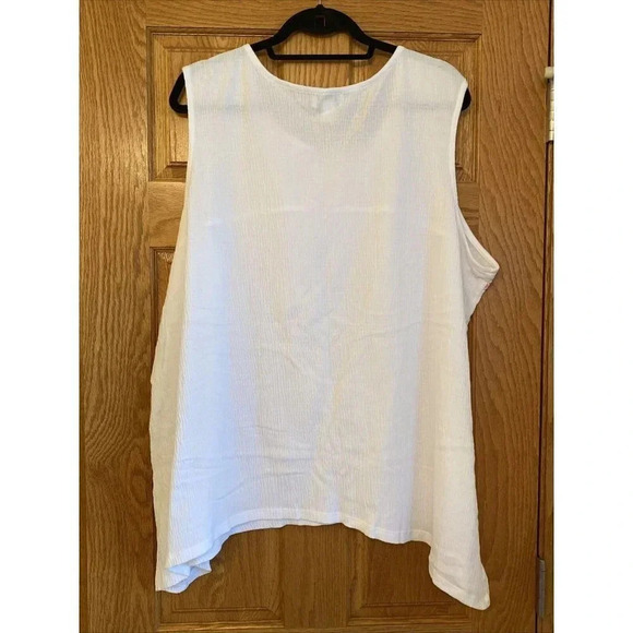 I.B.Diffusion Plus Women's 3X White Sharkbite Hem Gauze Look Tank Top - Picture 4 of 4
